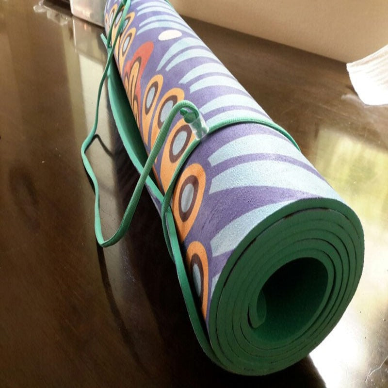 Both beautiful and practical, whether you are a beginner or a practiced yogi, you will love this Lotus patterned 6mm yoga mat. 